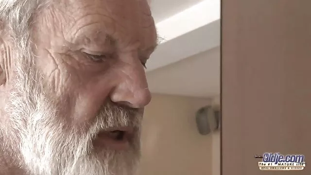 Kochankowie pieszczą, darmowe filmiki z laskami a potem dotykają cipki