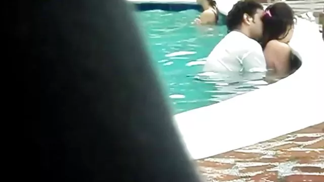 Dwie geje darmowe filmy dziewczyny i przewrotni rodzice spryskują go wodą.
