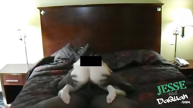 Młody człowiek filmy pornograficzne za free bawi się przy otwartym ogniu, bez ubrania
