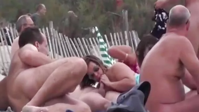 Mama w darmowe fimiki sex krótkiej spódniczce dokucza faceta