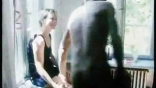 Skóra filmy darmowe o seksie pochyliła się nad czerwoną cipką