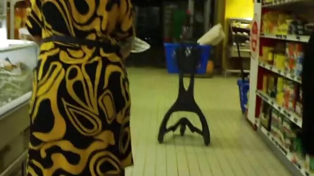 Różowy golf głaszcze sexi filmiki za darmo po mokrym, otwartym miejscu
