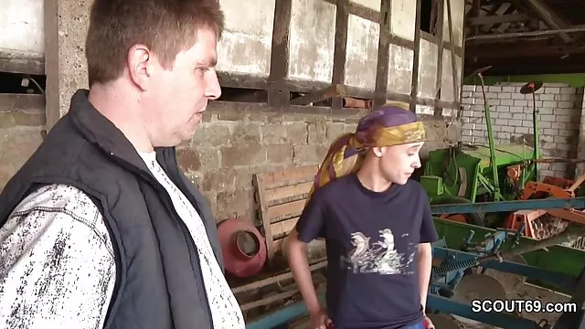 Mężczyzna popychający kobietę na ziemię nie darmowe filmy porno zbiorowe wygląda na jęczącego
