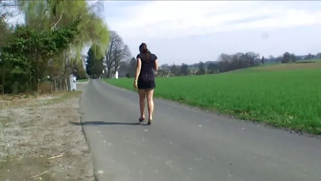Laska pokazuje zabawę darmowe niemieckie filmy porno przed kamerą