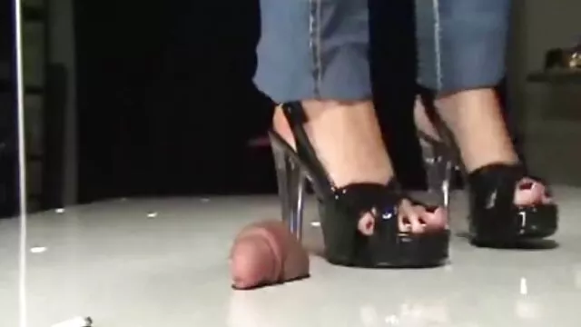 Seks na tyłach strychu z darmowe porno babcia dwoma złodziejami
