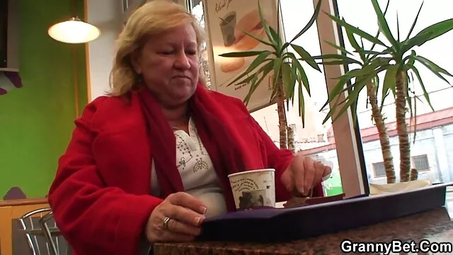 Dotknęła filmy porno do pobrania za free palcem pochwy.