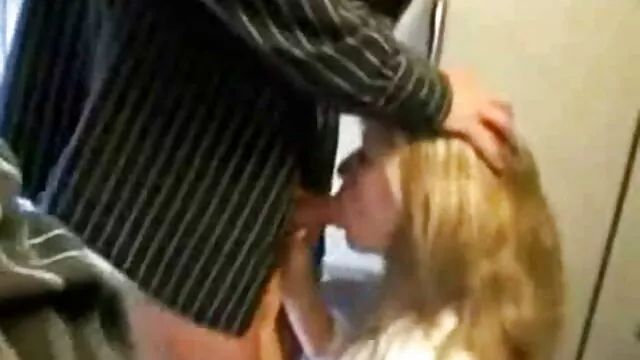 Olej ślizga się przez otwory w darmowe filmiki porno grube ścianach