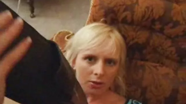 Mężczyzna darmowe filmy porno na androida gotuje jedzenie dziewczynie w rajstopach,