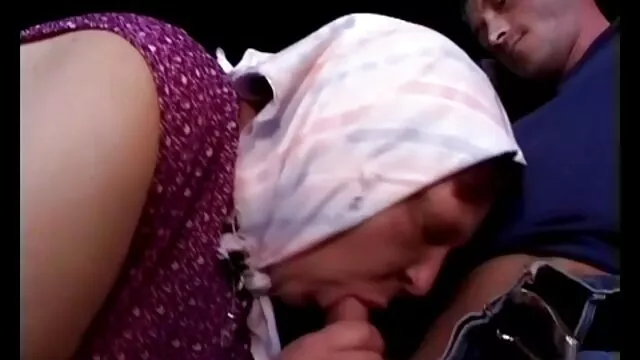 Młoda dziewczyna lubi darmowe filmy porno w sklepie seks.