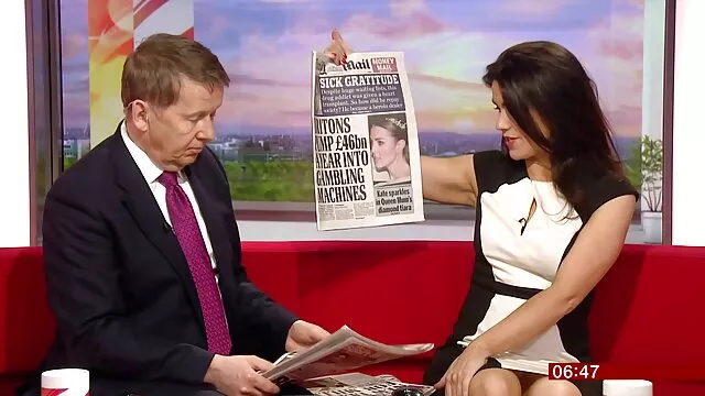 Ogolone dokuczają blondynce wieszając spinacz darmowe filmy porno z murzynkami do Bielizny na jej piersi